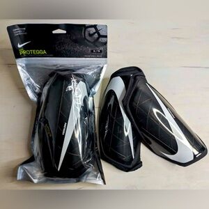 NWT NIB NIKE PROTEGGA SOCCER SHIN GUARDS Adult Unisex Small S BLACK WHITE SWOOSH